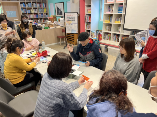 週三教師增能進修研習114.3.5千變萬化又有趣的紙 講師：吳望如校長 13：00-16：00 一、13：00-14：00 從對摺剪到五摺剪 二、14：00-15：00 大嘴鳥的對話 三、15：00-16：00讓紙飛翔 共計3小時