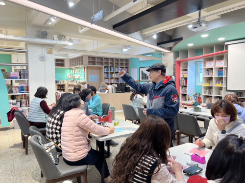 週三教師增能進修研習114.3.5千變萬化又有趣的紙 講師：吳望如校長 13：00-16：00 一、13：00-14：00 從對摺剪到五摺剪 二、14：00-15：00 大嘴鳥的對話 三、15：00-16：00讓紙飛翔 共計3小時