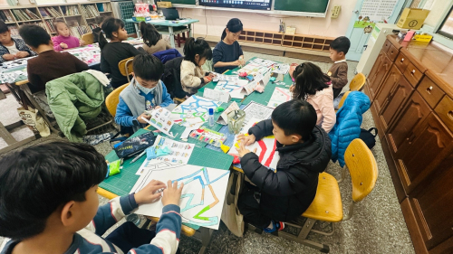 結合國際教育計畫安排繪本及海報製作課程
