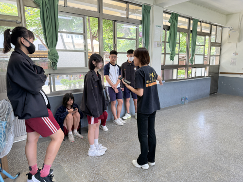 師生討論表演內容