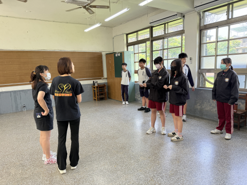師生討論表演內容