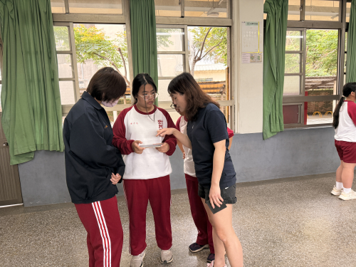 師生討論表演內容
