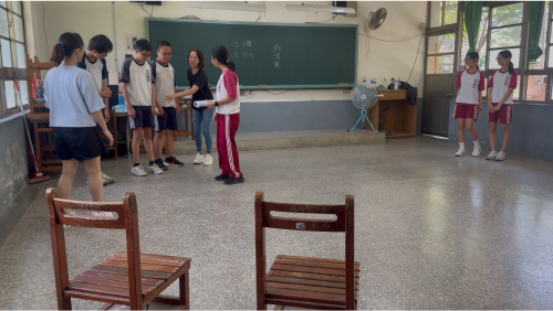 師生討論表演內容