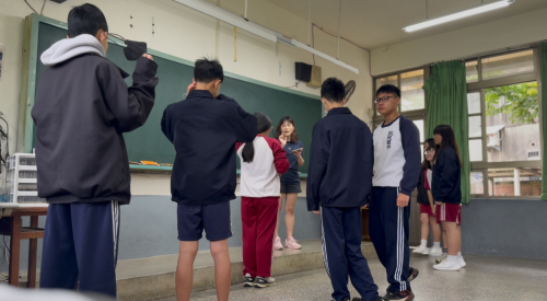 師生討論表演內容