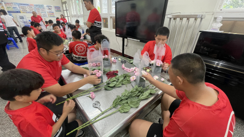 活動照片-美感結合母親節感恩活動與國際教育課程