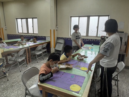 1130926四年級丙烯馬克筆月光下