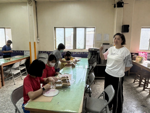 1130926六年級絹布扇彩繪-馬克筆運用