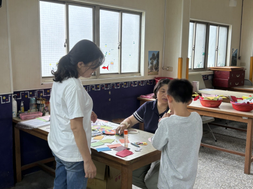 1131024二年級魚-刀工色彩拼貼