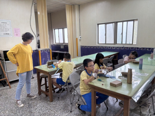 1131024四年級立體面具-異材質黏貼