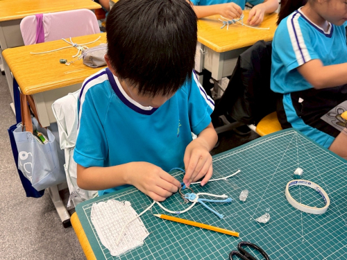 學生玩編織與纏繞