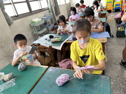 學生玩編織與纏繞