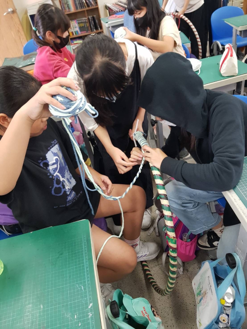 學生玩編織與纏繞