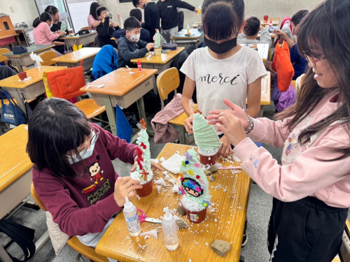 學生玩編織與纏繞
